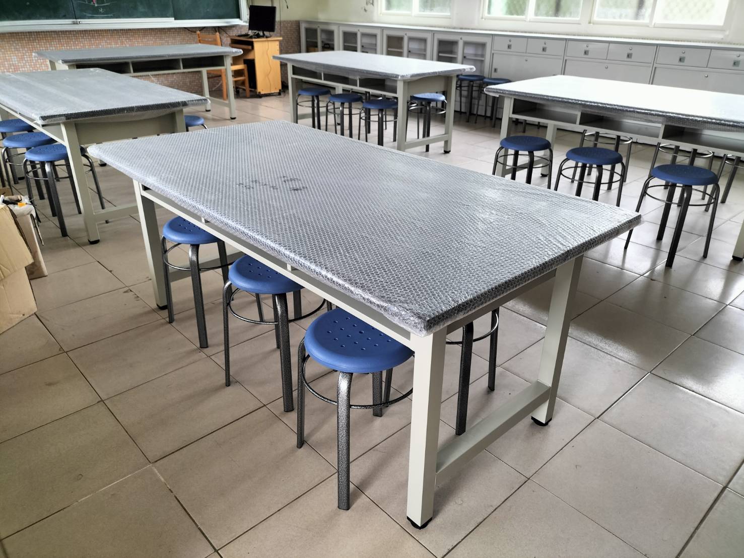 理化【實驗桌】 (耐微酸鹼/鐵底座+木桌面-貼”日本”進口美耐板/長210x寬90x高74cm)...可充當美術，工作桌使用。